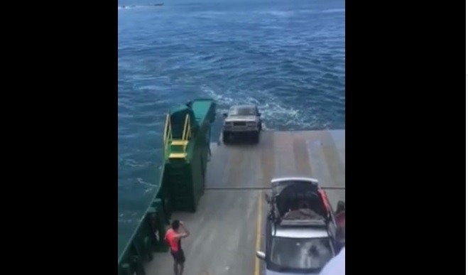 Video: viajaba en ferry hacia una isla y su camioneta terminó hundida en el mar | Redes