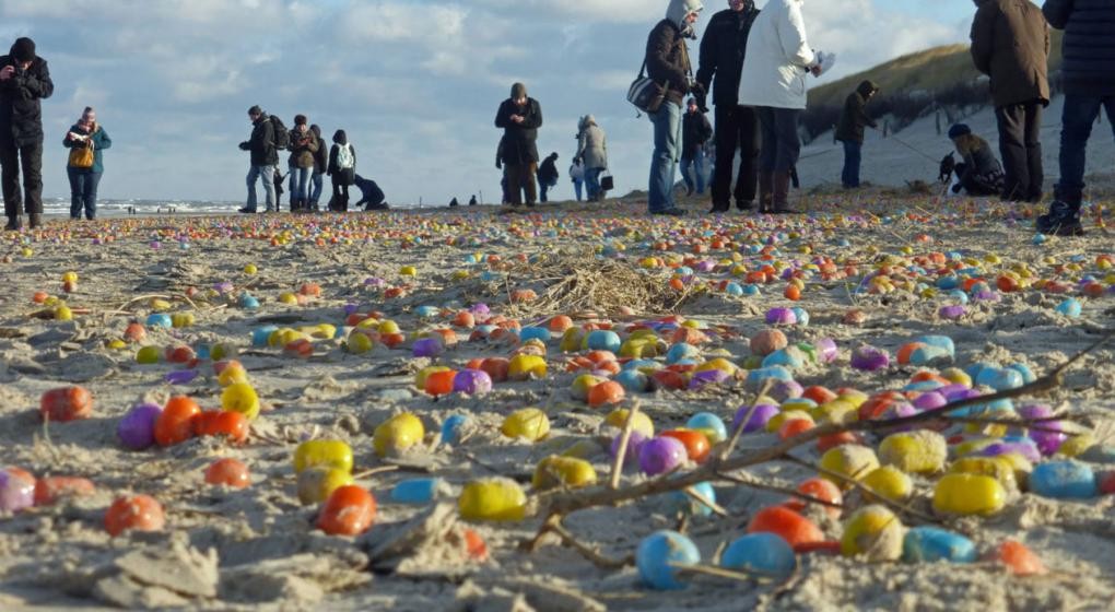 Por qué la costa de una isla amaneció cubierta de huevos Kinder | Curiosidades