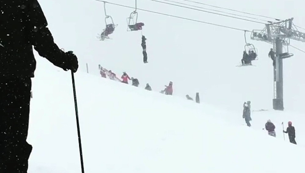 Video: un equilibrista salvó a un esquiador que quedó colgado de la aerosilla | Curiosidades