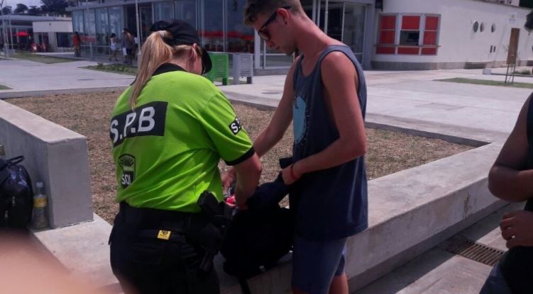 Policías revisan bolsos y pertenencias de turistas para impedir el alcohol en las playas de Mar del Plata | Actualidad