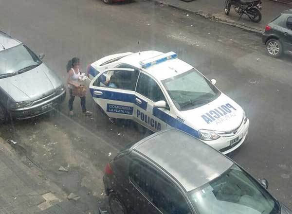 Imputaron a dos policías bonaerenses que usaron el patrullero para "delivery" de comida | Actualidad