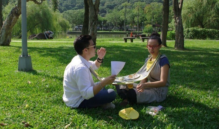 Crean una mesa-servilleta que se cuelga del cuello para comer al aire libre | Curiosidades