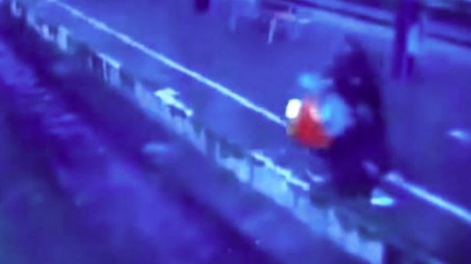 Empujó a una mujer en silla de ruedas a las vías del tren | Internacionales