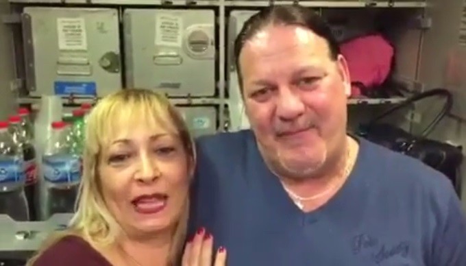 Video: Salieron de Barcelona y le pidió matrimonio a su novia en pleno vuelo | Curiosidades