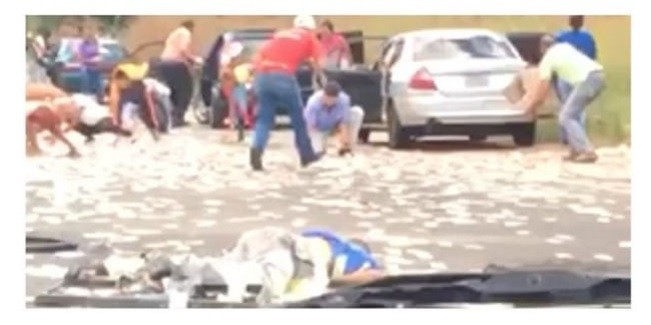 Video estremecedor: Mueren en accidente de tránsito y les roban el dinero en medio de la autopista | Internacionales