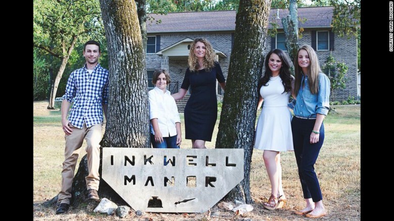 Con tutoriales de YouTube una mamá de cuatro hijos construyó su propia casa | Redes