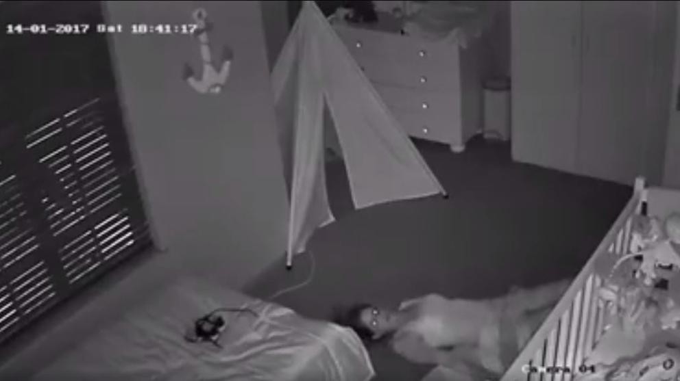 #EsViral Insólita técnica de una madre para no despertar a su bebé | Redes