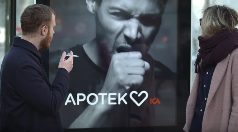 Video: el cartel que tose cuando se le acerca un fumador | Redes