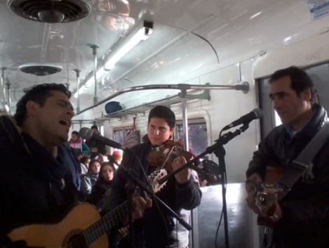 El grupo de folklore que deleita a los pasajeros del ferrocarril Sarmiento | Actualidad