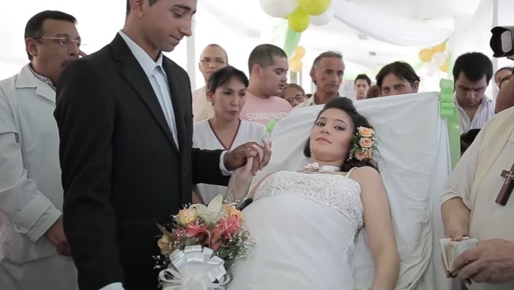 Una joven internada en terapia intensiva se casó en el hospital y espera dar a luz | Actualidad