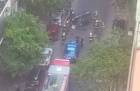 Palermo: se distrajo con el celular, chocó cuatro autos estacionados y volcó | Actualidad