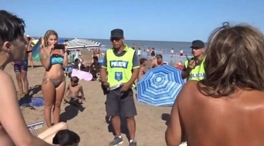 Convocan a un "tetazo" masivo para protestar por la acción policial contra las tres chicas en Necochea | Actualidad