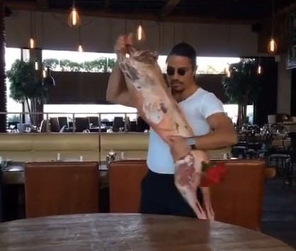 El cheff que baila con un lechón antes de cocinarlo | Curiosidades