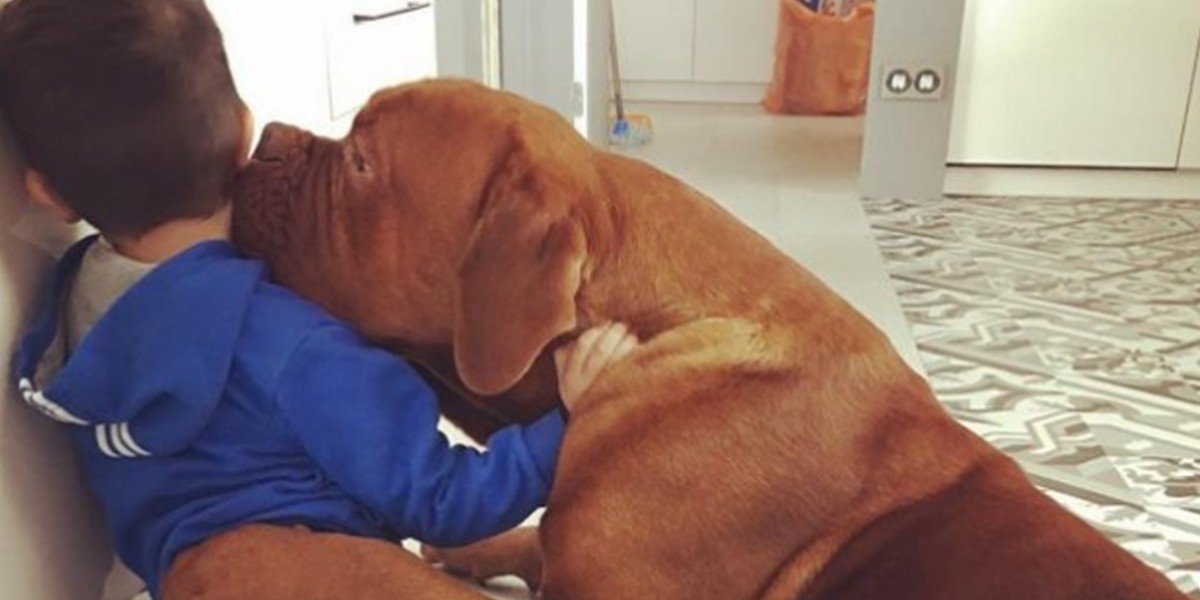 El tierno beso del perro de Messi, a su hijo Thiago | Redes