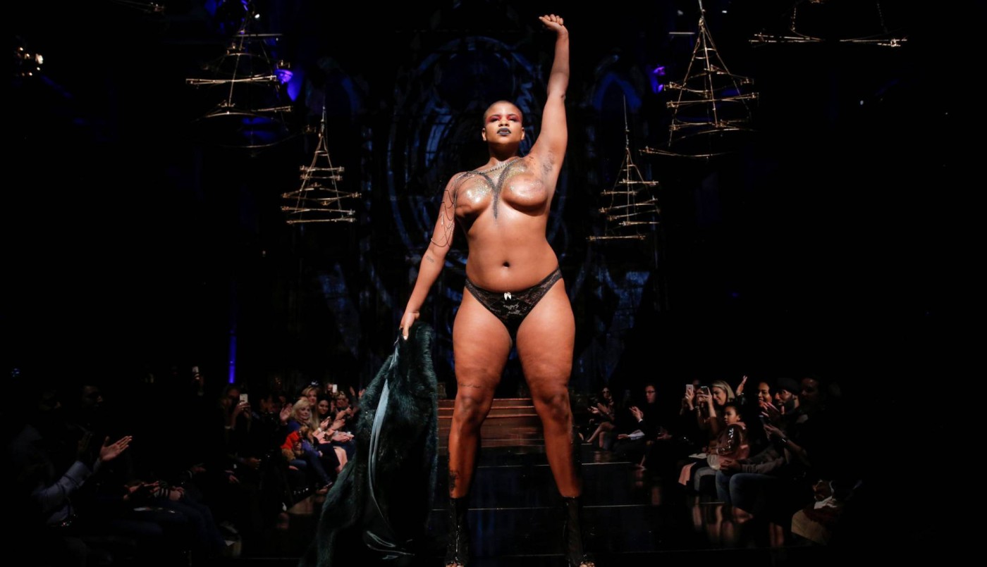 Sobrevivientes del cáncer de mama desfilan en Nueva York | Internacionales