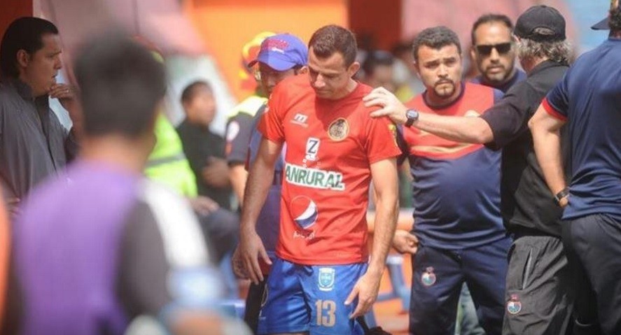 En pleno partido, futbolista se entera a través de un rival sobre la muerte de su madre | Deportes