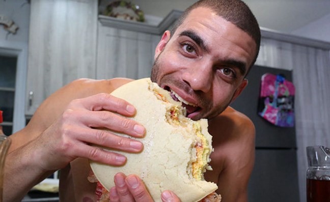 El hombre que es furor en las redes con su antidieta: come una sola vez por día unas 5.000 calorías | Redes