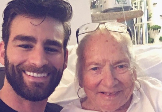 La historia del joven que acompañó a su vecina de 89 años en sus últimos días de vida | Redes