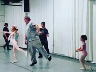 #EsViral Los padres que acompañan a sus hijas a la escuela de Danza | Redes