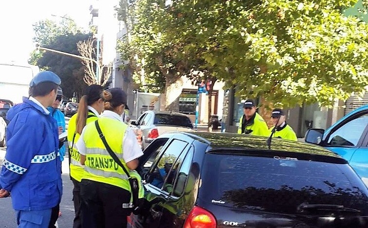 Detuvieron a un juez que pasó un semáforo en rojo manejando alcoholizado y amenazó a policías | Actualidad