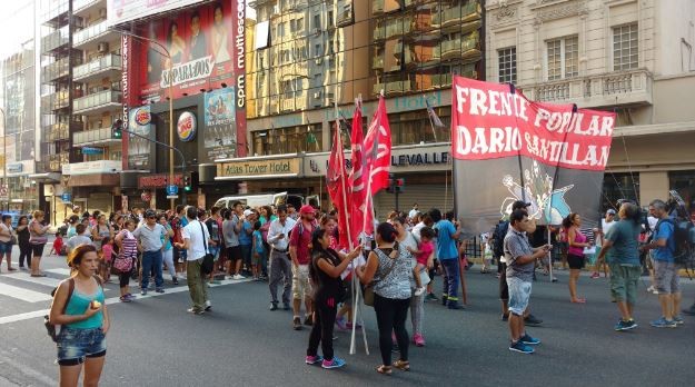 Muy cerca del Congreso reclamaron la reglamentación de la Ley de Emergencia Social | Política