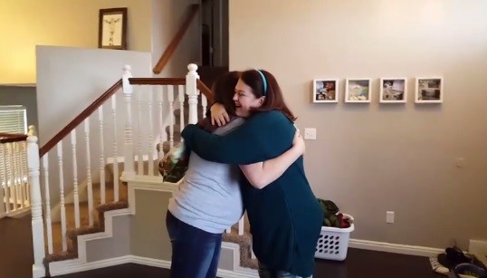 #VideoViral Pareja espera nueve meses para contarle a la abuela que su tercer nieto estaba por nacer | Redes