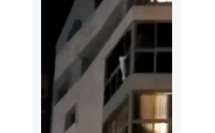 Desesperación por una niña de cinco años que quedó colgada de un balcón en un séptimo piso | Internacionales