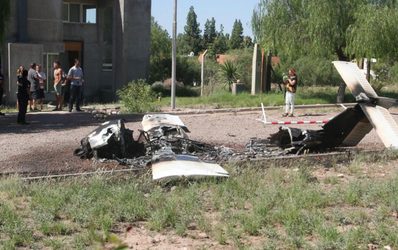 Cayó una avioneta en el patio de una casa en Mendoza | Actualidad