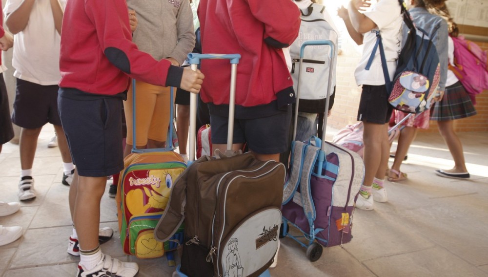 Un nene le robó los ahorros a su abuela y los repartió entre los compañeros de la escuela | Curiosidades