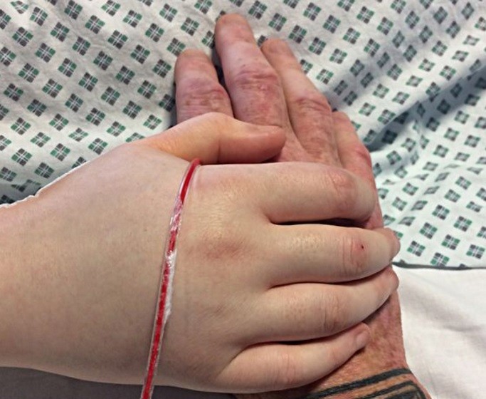 El padre que publicó fotos de la agonía de su hija como una forma de denunciar el bullying que sufrió | Curiosidades