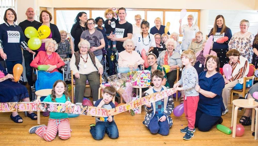 Convocaron a desconocidos por Facebook para festejarle el cumpleaños 100 a una anciana sin familia | Curiosidades