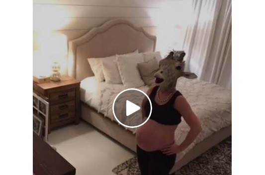 La insólita historia viral detrás de una mujer embarazada que transmitió por Facebook Live con una careta de jirafa | Redes