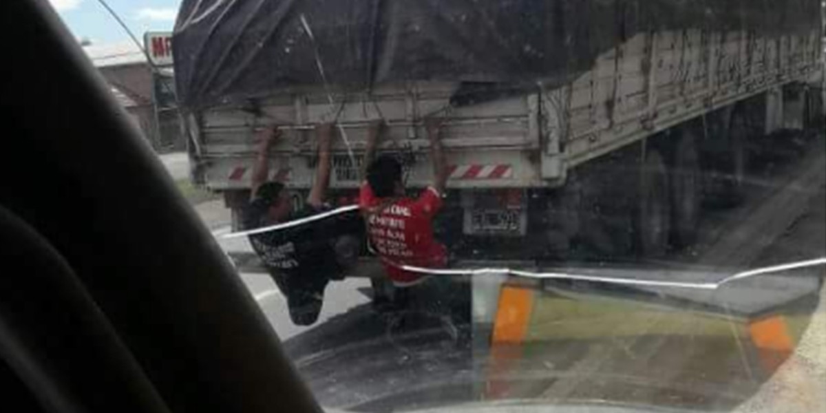 La foto de dos fanáticos del Indio Solari que volvieron del show colgados de un camión | Actualidad