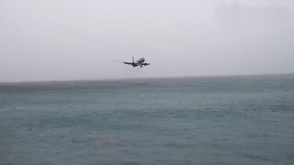 Pánico en el aire: un avión casi se estrella en el mar al querer aterrizar en una isla del caribe | Curiosidades