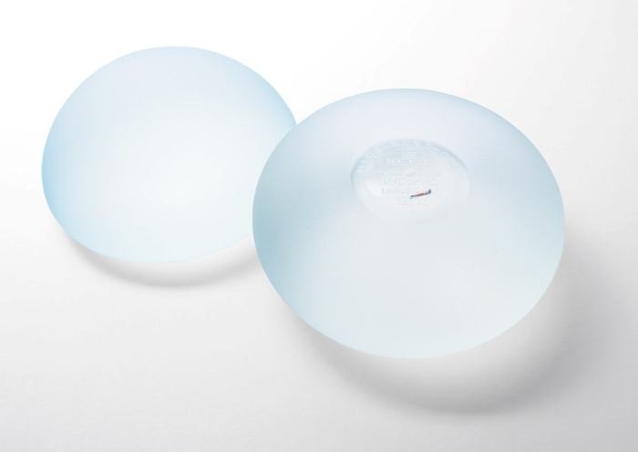 Realizan el primer implante mamario con chip en Argentina | Actualidad