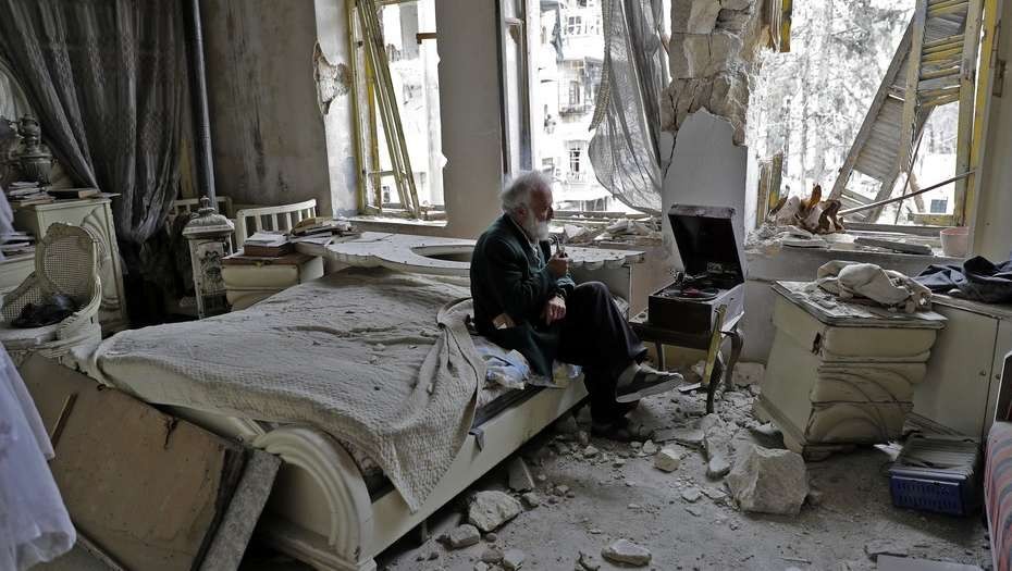 Un anciano en las ruinas de su casa, el nuevo símbolo de la guerra en Siria | Internacionales