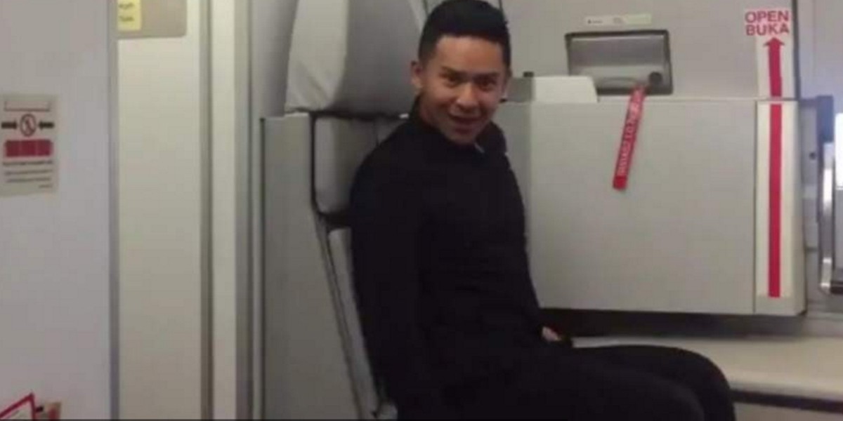 Un auxiliar de vuelo imitó a Britney Spears y causó furor en las redes | Redes