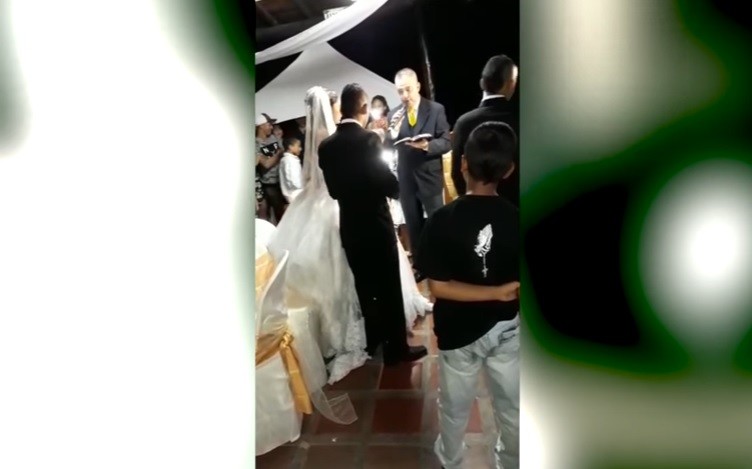 #EsViral: Novios iban a dar el sí y el techo se les cayó encima | Redes