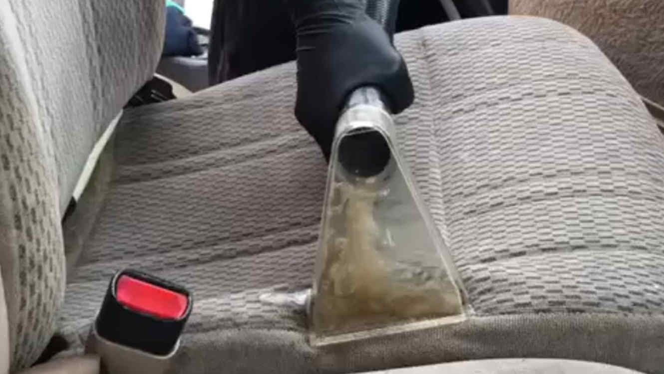Video viral e hipnótico muestra la mugre del asiento de un auto al ser aspirado | Redes