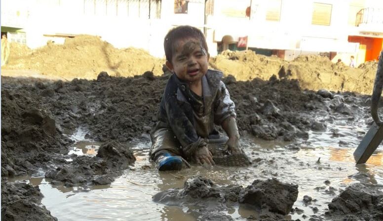 La inocencia del niño comodorense que juega en el barro de su barrio inundado | Actualidad