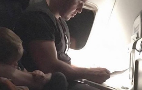 La viral carta de una madre al joven que se sentó al lado de su hijo en el avión | Redes