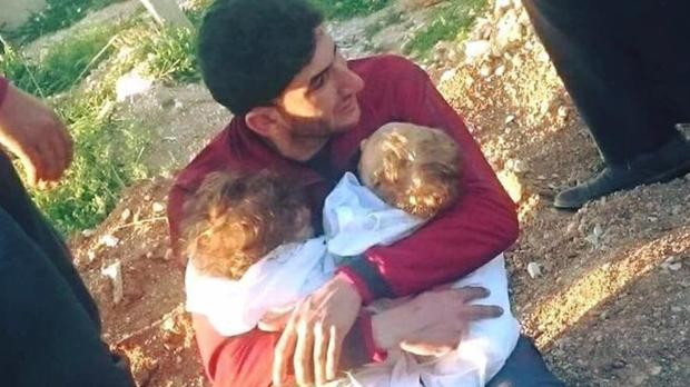Ataque químico en Siria: el desgarrador abrazo de un padre a sus hijos gemelos muertos | Internacionales