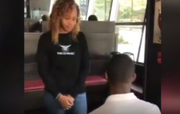 Humilla a su novia con una falsa propuesta de matrimonio para vengarse de ella | Curiosidades