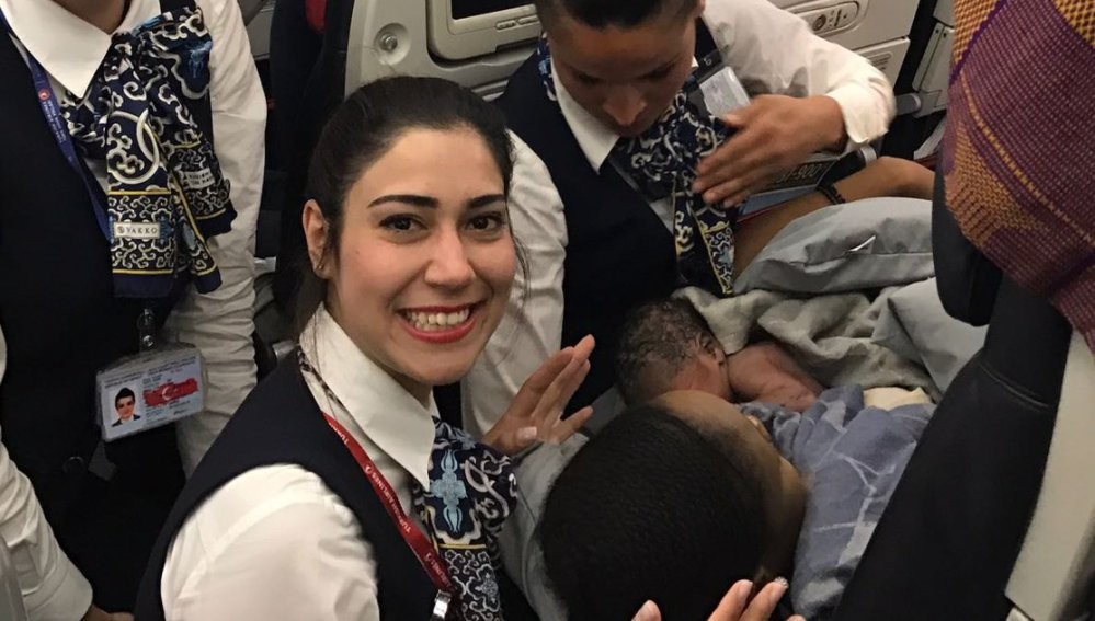 Una mujer da a luz en pleno vuelo con la ayuda de los miembros de la tripulación | Curiosidades