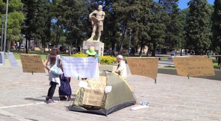 Córdoba: En Alta Gracia instalaron un "iglú docente" como protesta | Actualidad