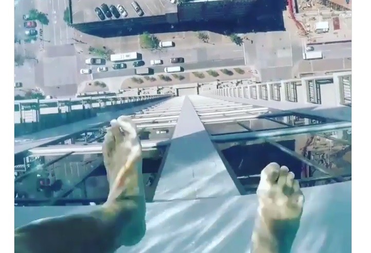 Video: una pileta transparente a 150 metros de altura | Redes