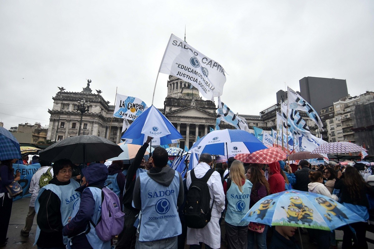 Docentes realizaron "abrazo simbólico" frente al Congreso y advirtieron que el Gobierno "tiene miedo al debate" | Política