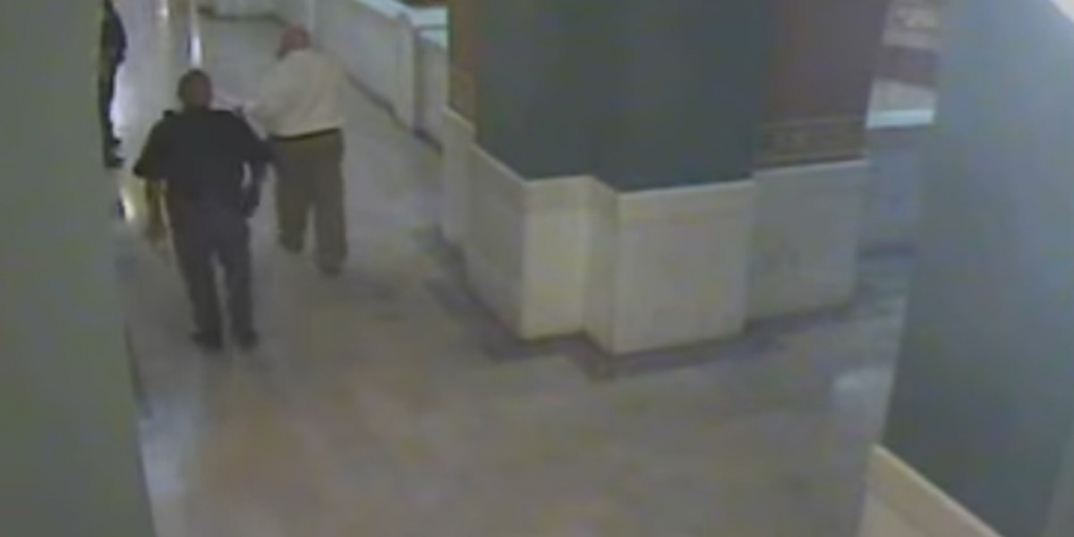 Un hombre acusado de violación y asesinato se arrojó al vacío al salir de un juzgado | Internacionales