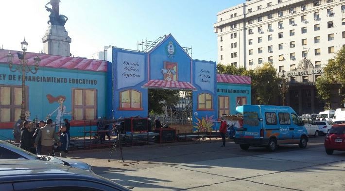 Los docentes instalan la "carpa itinerante" frente al Congreso | Política