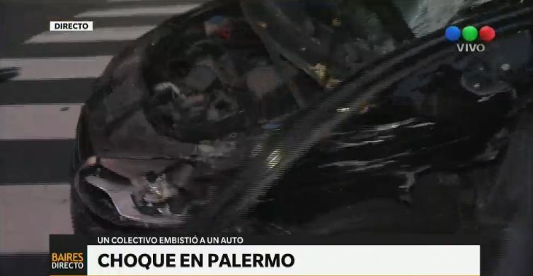 Choque entre un colectivo y un auto en Palermo: dos heridos | Actualidad
